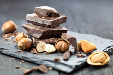 bir tablo üzerinde bir parça çikolata içine dökülen erimiş çikolata