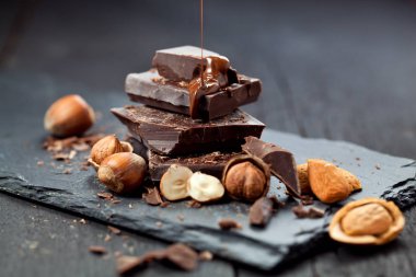 bir tablo üzerinde bir parça çikolata içine dökülen erimiş çikolata