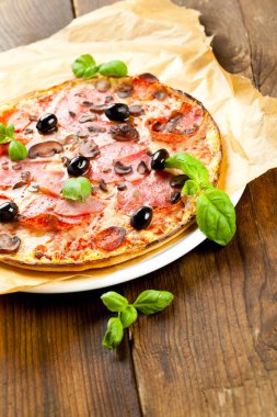 Lezzetli pizza üzerinde ahşap masa, üstten görünüm