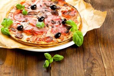 Lezzetli pizza üzerinde ahşap masa, üstten görünüm
