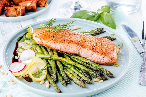 Izgara somon ve kuşkonmaz ahşap masa üzerinde Kapat