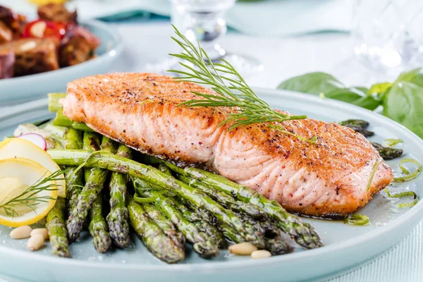 Salmone Alla Griglia Asparagi Sul Tavolo Legno Vicino — Foto Stock