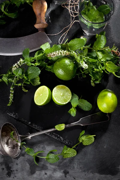 Frische Grüne Limette Und Minze Auf Schwarzem Hintergrund Draufsicht Quadratisches — Stockfoto