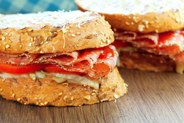 Sandwich Con Salchicha Salami Sobre Fondo Madera Cerca — Foto de Stock