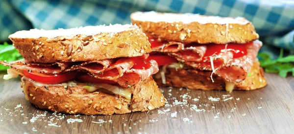 Sanduíche Com Salsicha Salame Fundo Madeira Close — Fotografia de Stock