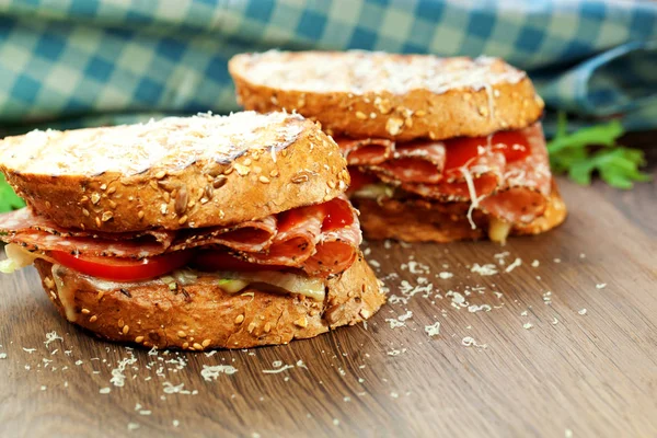 Sandwich Con Salsiccia Salame Sfondo Legno Vicino — Foto Stock