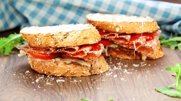 Sandwich Con Salchicha Salami Sobre Fondo Madera Cerca — Foto de Stock