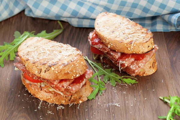 Sandwich Con Salchicha Salami Sobre Fondo Madera Cerca — Foto de Stock