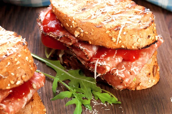 Sandwich Con Salchicha Salami Sobre Fondo Madera Cerca — Foto de Stock