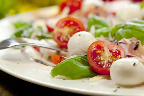 Placa Saludable Ensalada Caprese Clásica Deliciosa Con Tomates Maduros Queso — Foto de Stock