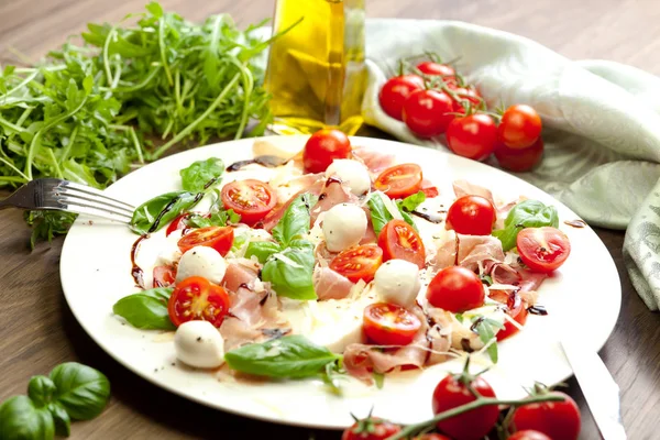 Placa Saludable Ensalada Caprese Clásica Deliciosa Con Tomates Maduros Queso —  Fotos de Stock