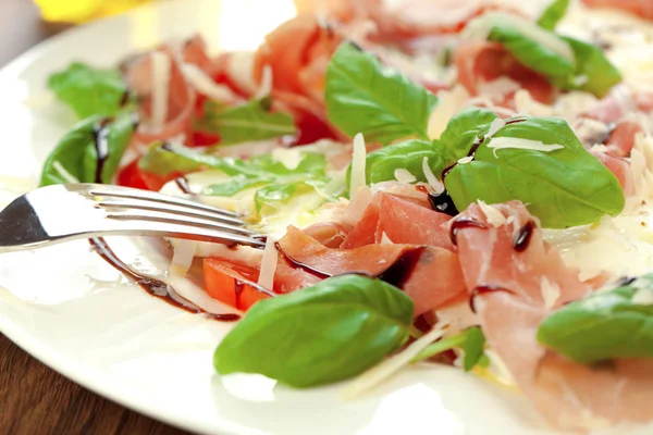 Assiette Salade Caprese Classique Saine Aux Tomates Mûres Fromage Mozzarella — Photo