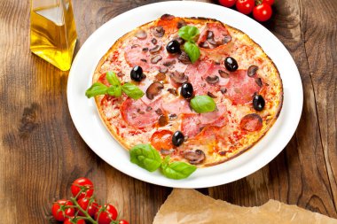 Lezzetli pizza üzerinde ahşap masa, üstten görünüm
