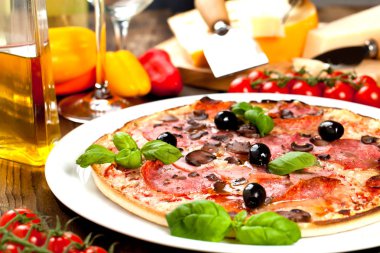 Lezzetli pizza üzerinde ahşap masa, üstten görünüm