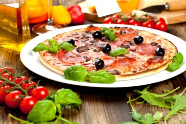 Lezzetli pizza üzerinde ahşap masa, üstten görünüm