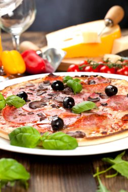 Lezzetli pizza üzerinde ahşap masa, üstten görünüm