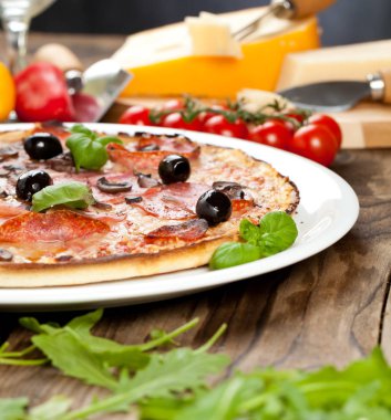 Lezzetli pizza üzerinde ahşap masa, üstten görünüm