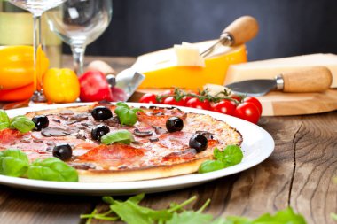 Lezzetli pizza üzerinde ahşap masa, üstten görünüm