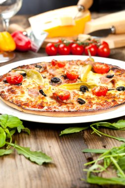 Lezzetli pizza üzerinde ahşap masa, üstten görünüm