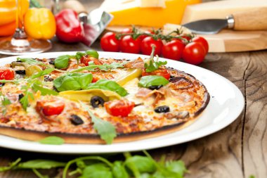 Lezzetli pizza üzerinde ahşap masa, üstten görünüm