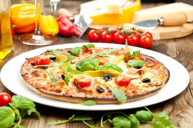 Lezzetli pizza üzerinde ahşap masa, üstten görünüm