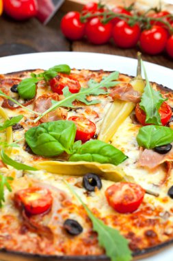 Lezzetli pizza üzerinde ahşap masa, üstten görünüm