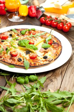 Lezzetli pizza üzerinde ahşap masa, üstten görünüm