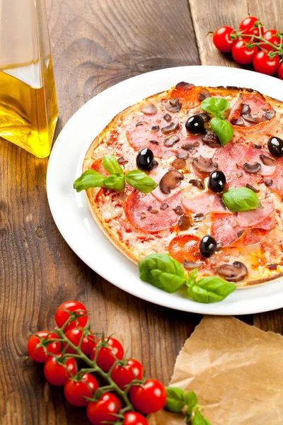 Lezzetli pizza üzerinde ahşap masa, üstten görünüm