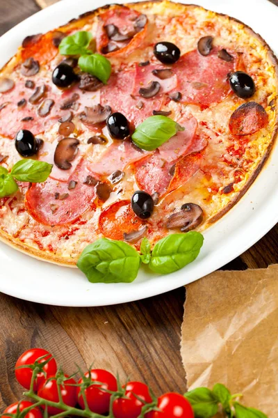 Lezzetli pizza üzerinde ahşap masa, üstten görünüm