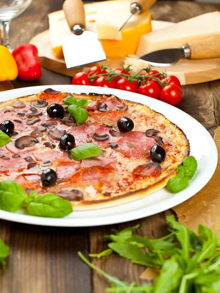 Lezzetli pizza üzerinde ahşap masa, üstten görünüm