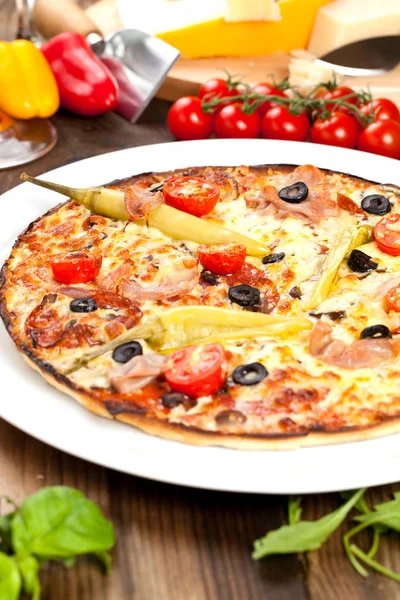 Lezzetli pizza üzerinde ahşap masa, üstten görünüm