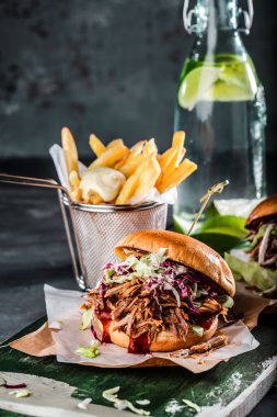 Ev yapımı çekti domuz burger Barbekü sos ile yakın çekim