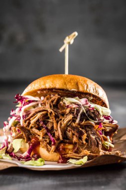 Ev yapımı çekti domuz burger Barbekü sos ile yakın çekim