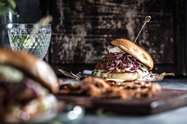 Ev yapımı çekti domuz burger Barbekü sos ile yakın çekim