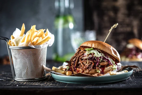 Close Van Zelfgemaakte Getrokken Varkensvlees Hamburger Met Bbq Saus — Stockfoto