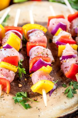 Sebze ve et masanın üzerinde ızgara şiş 