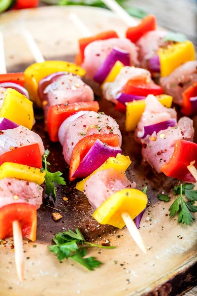 Brochetas Parrilla Verduras Carne Sobre Mesa —  Fotos de Stock