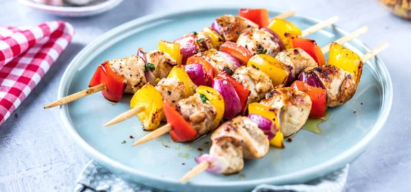 Gegrilde Brochettes Van Groenten Vlees Tafel — Stockfoto