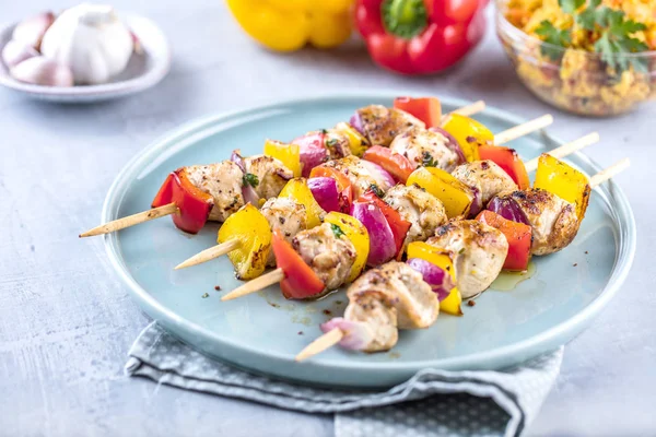 Gegrilde Brochettes Van Groenten Vlees Tafel — Stockfoto