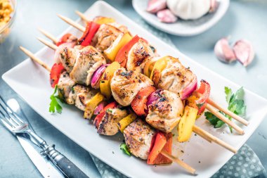 Sebze ve et masanın üzerinde ızgara şiş 