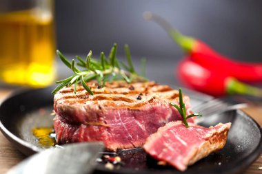 Taze ızgara et. Izgara dana biftek pişmiş ahşap kesme tahtası üzerinde. Üstten Görünüm.