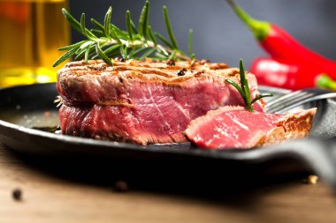 Taze ızgara et. Izgara dana biftek pişmiş ahşap kesme tahtası üzerinde. Üstten Görünüm.