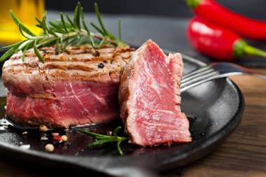 Taze ızgara et. Izgara dana biftek pişmiş ahşap kesme tahtası üzerinde. Üstten Görünüm.