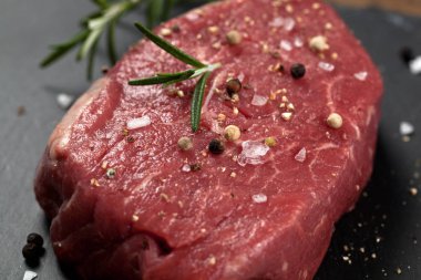 Koyu ahşap masada çiğ biftek..