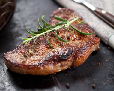 Taze sulu Orta nadir sığır eti Grillsteak. Barbekü et yakın çekim