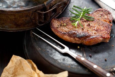 Taze sulu Orta nadir sığır eti Grillsteak. Barbekü et yakın çekim