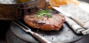 Taze sulu Orta nadir sığır eti Grillsteak. Barbekü et yakın çekim