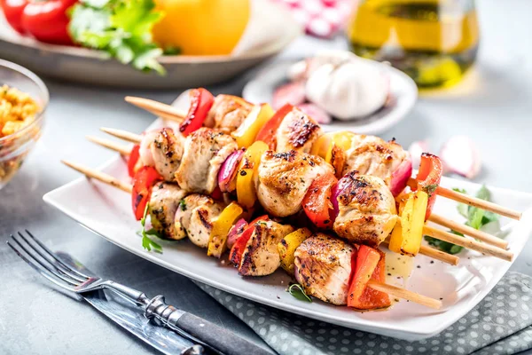 Gegrilde Brochettes Van Groenten Vlees Tafel — Stockfoto