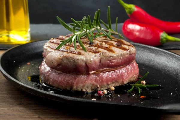 Čerstvé Grilované Maso Grilovaný Hovězí Steak Středně Propečený Dřevěném Prkénku — Stock fotografie