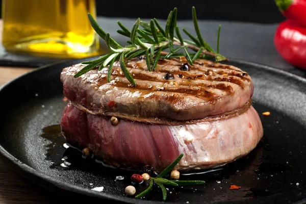 Čerstvé Grilované Maso Grilovaný Hovězí Steak Středně Propečený Dřevěném Prkénku — Stock fotografie